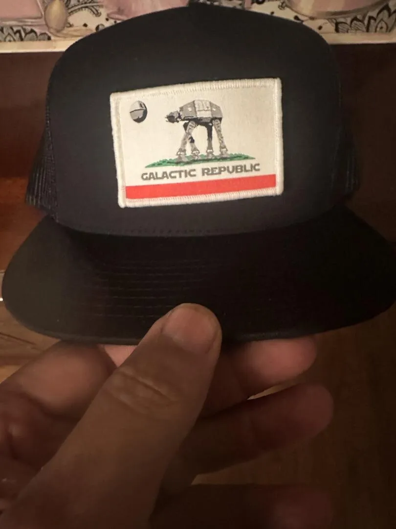 Pull Patch Trucker Flat Bill snapback kasket sort hvid