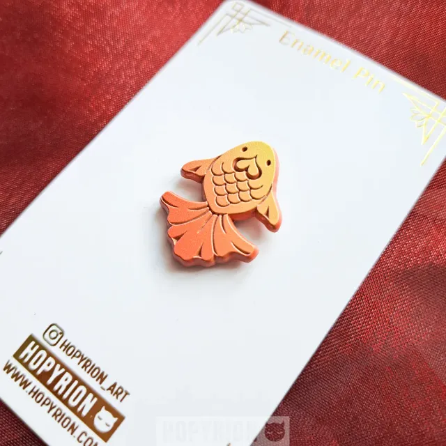 Hopyrion Baby Fish emaljepin 2 cm guld orange